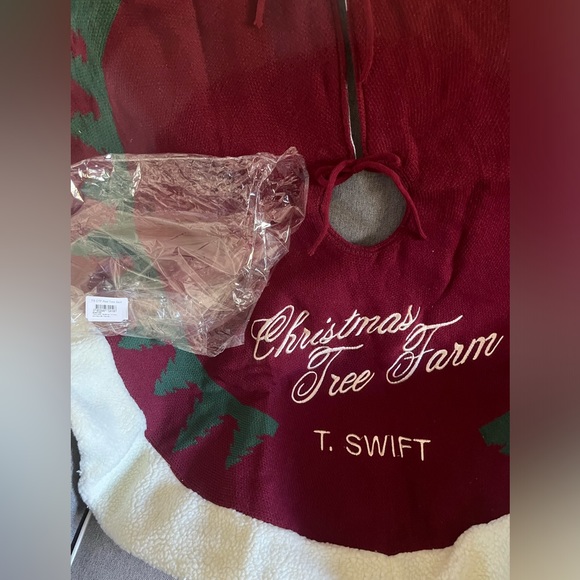 Taylor Swift Christmas Tree Farm Tree Skirt Holiday Decor RARE CTF Authenic - Picture 2 of 6